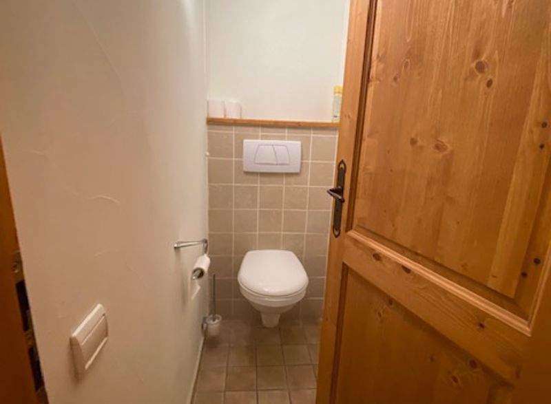 Discover a cozy bathroom with a classic design.