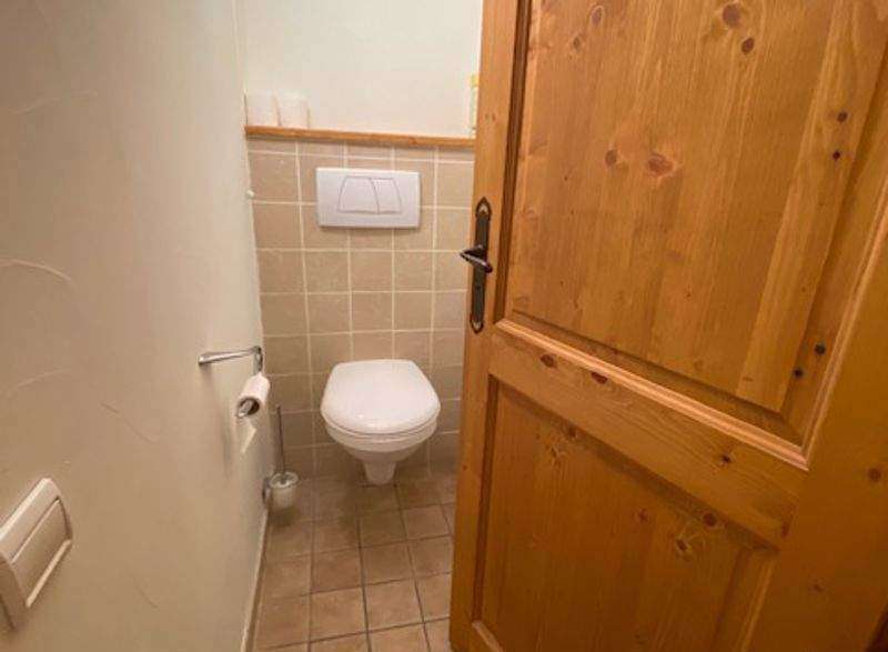 Discover a cozy bathroom with a classic design.