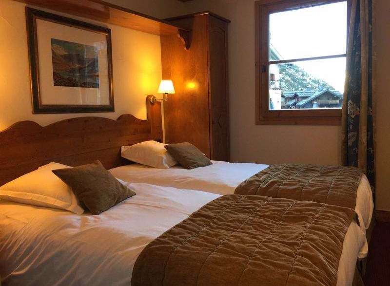 Cozy bedroom featuring two twin beds with comfortable bedding.