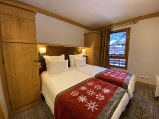 Cozy bedroom with two twin beds, perfect for a comfortable stay.