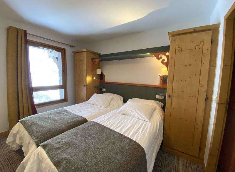 Cozy bedroom featuring two twin beds, perfect for a comfortable stay.