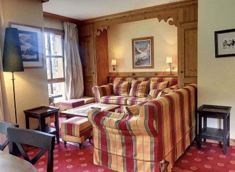Cozy living room with a classic design.