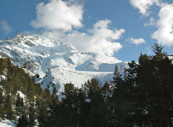 Experience the breathtaking beauty of the mountains in this stunning image.