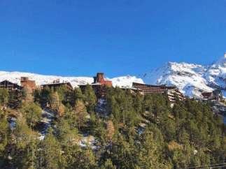 Discover a stunning mountain retreat nestled amidst the breathtaking Alps.