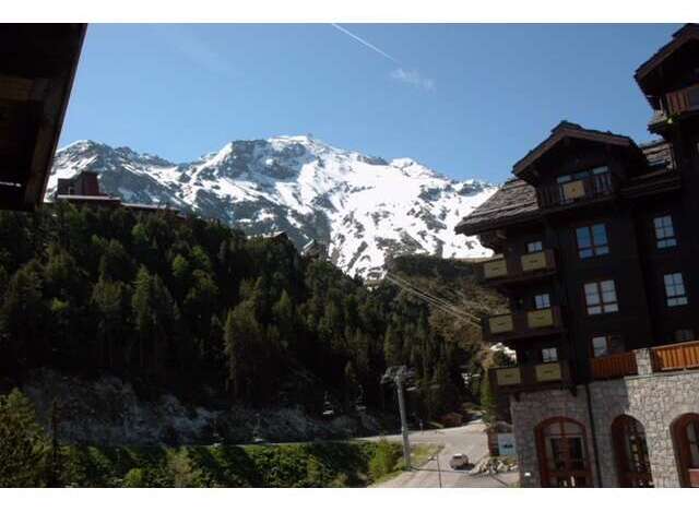 Experience luxury mountain living in this stunning property, nestled against a backdrop of majestic snow-capped peaks.