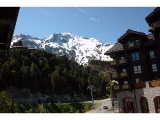 Experience luxury mountain living in this stunning property, nestled against a backdrop of majestic snow-capped peaks.