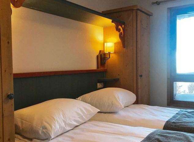 Cozy bedroom with twin beds, perfect for a relaxing stay.