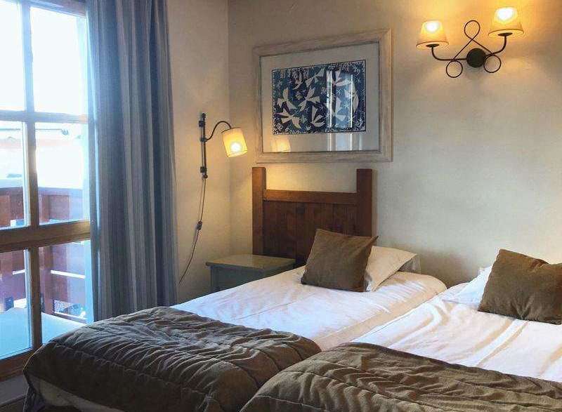 Cozy bedroom featuring two twin beds, perfect for a comfortable stay.