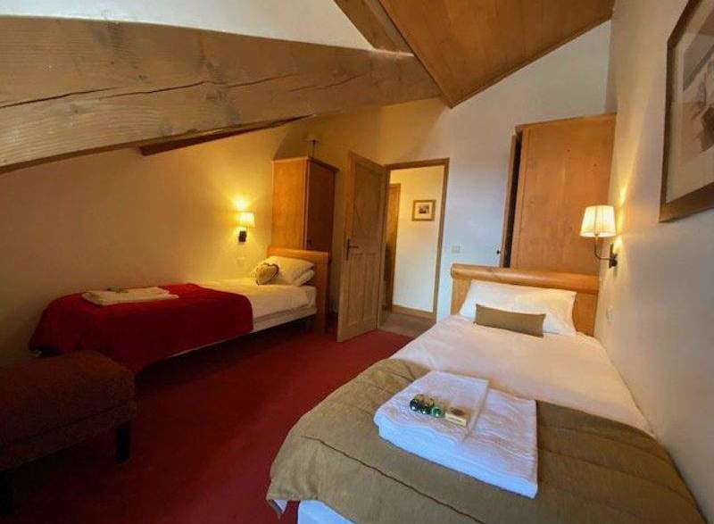 Cozy bedroom with two single beds, perfect for a comfortable stay.