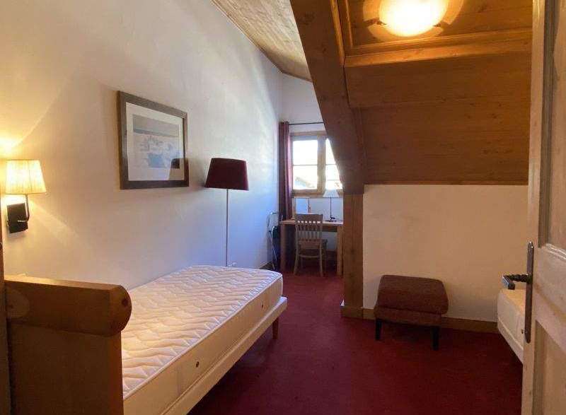 Cozy bedroom with a single bed, perfect for a relaxing stay.