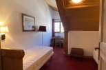 Cozy bedroom with a single bed, perfect for a relaxing stay.