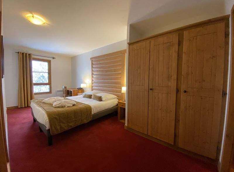 Cozy and inviting bedroom featuring a comfortable bed with a stylish headboard.