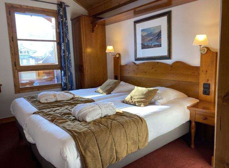 Cozy up in this charming hotel room featuring two comfortable beds, perfect for a relaxing getaway.