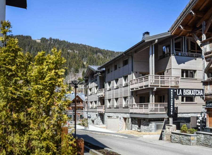 Discover this stunning chalet in the heart of the French Alps, boasting breathtaking mountain views and luxurious amenities.