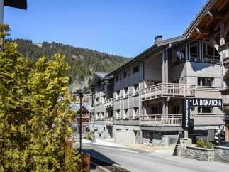 Discover this stunning chalet in the heart of the French Alps, boasting breathtaking mountain views and luxurious amenities.