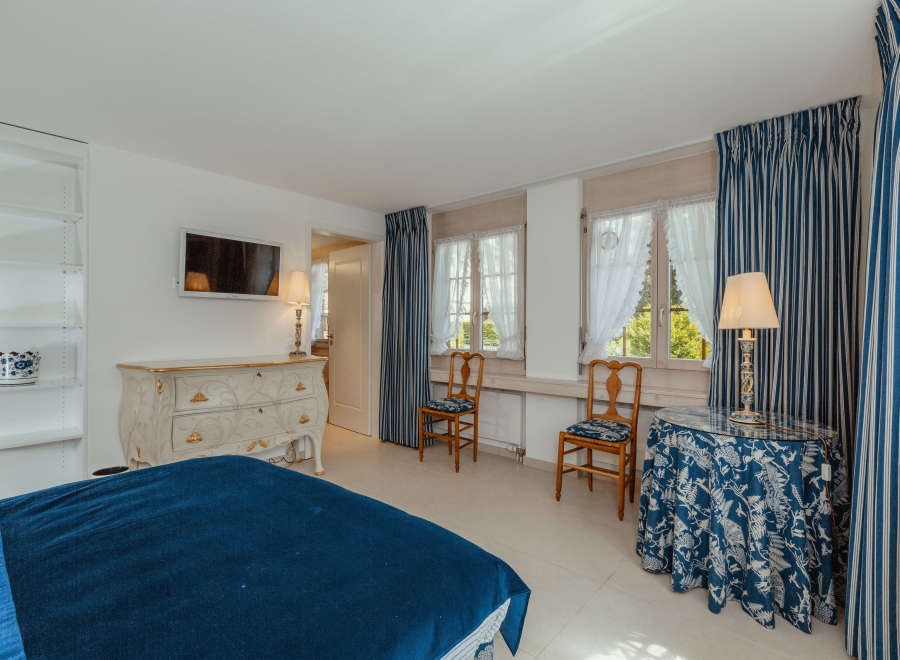 This elegant bedroom features a classic design with a touch of sophistication.