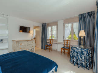 This elegant bedroom features a classic design with a touch of sophistication.