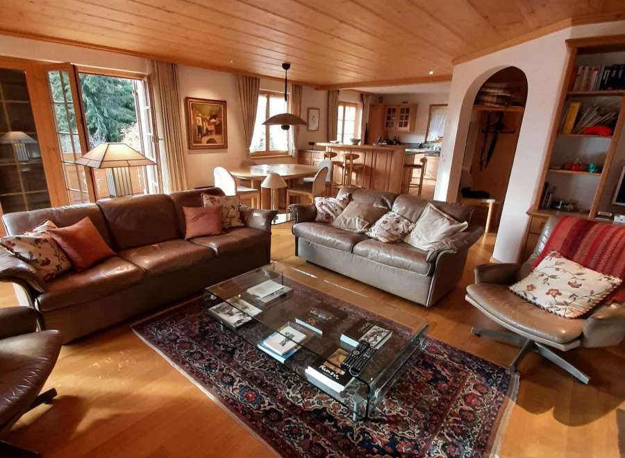 Step into a cozy living space with a warm wooden ceiling and inviting leather sofas.