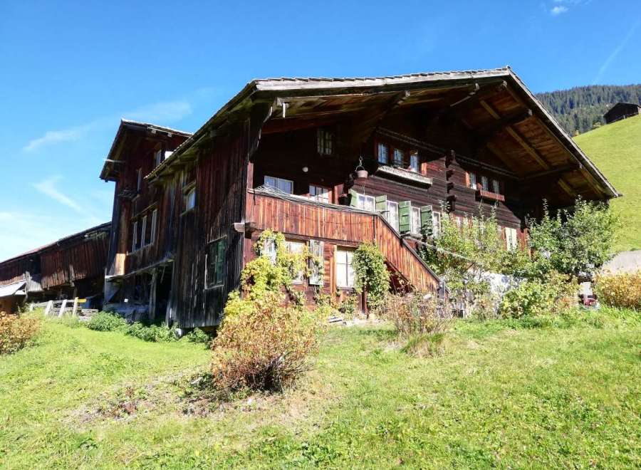 Discover the charm of this traditional wooden house nestled in a picturesque landscape.