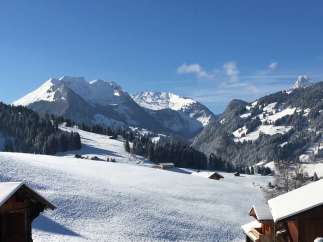 Experience the breathtaking beauty of the Swiss Alps in this stunning winter landscape.