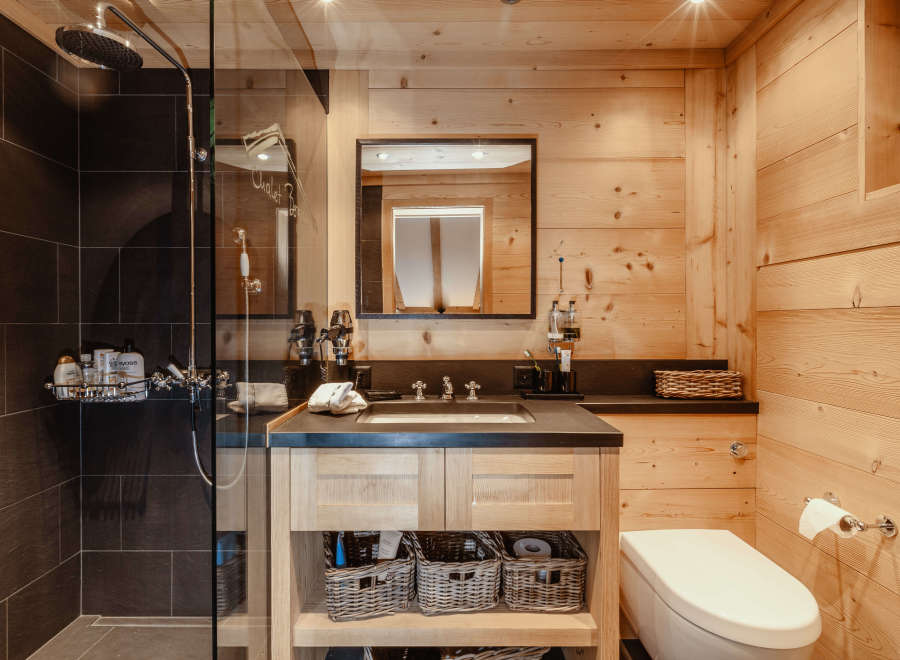 This stunning bathroom features a luxurious shower with a rainfall showerhead, perfect for a relaxing experience.