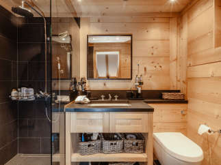 This stunning bathroom features a luxurious shower with a rainfall showerhead, perfect for a relaxing experience.