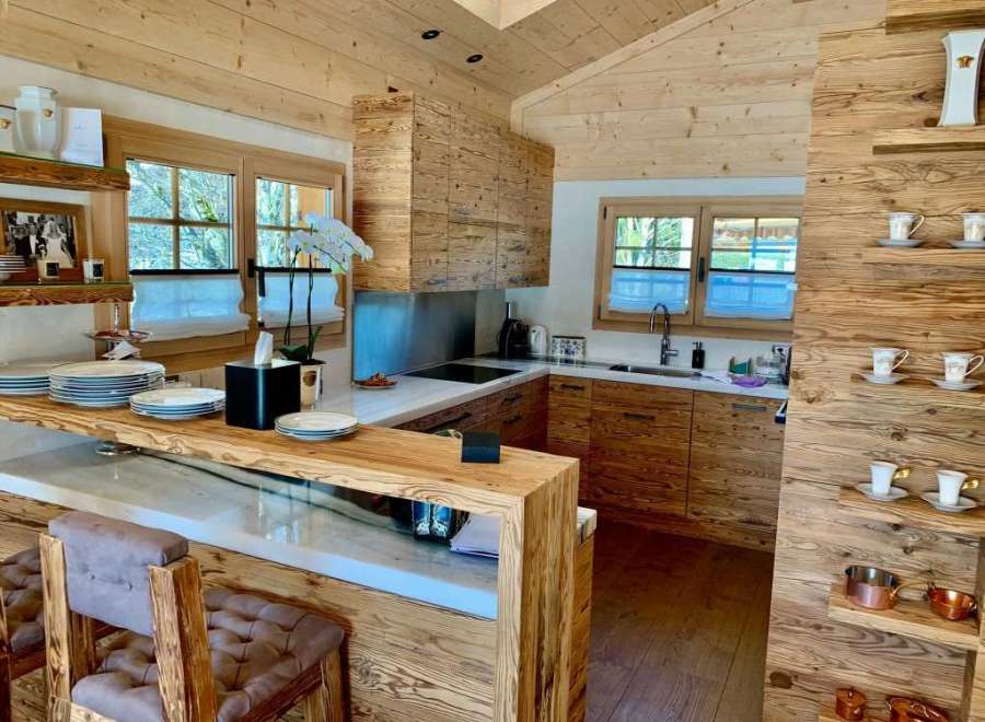 This stunning kitchen boasts a rustic yet modern design, perfect for a cozy and inviting atmosphere.