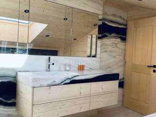 Discover the epitome of luxury in this stunning bathroom.