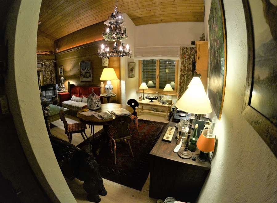 Step into a cozy and inviting living space, perfect for relaxation and gatherings.