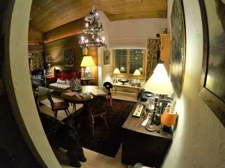 Step into a cozy and inviting living space, perfect for relaxation and gatherings.