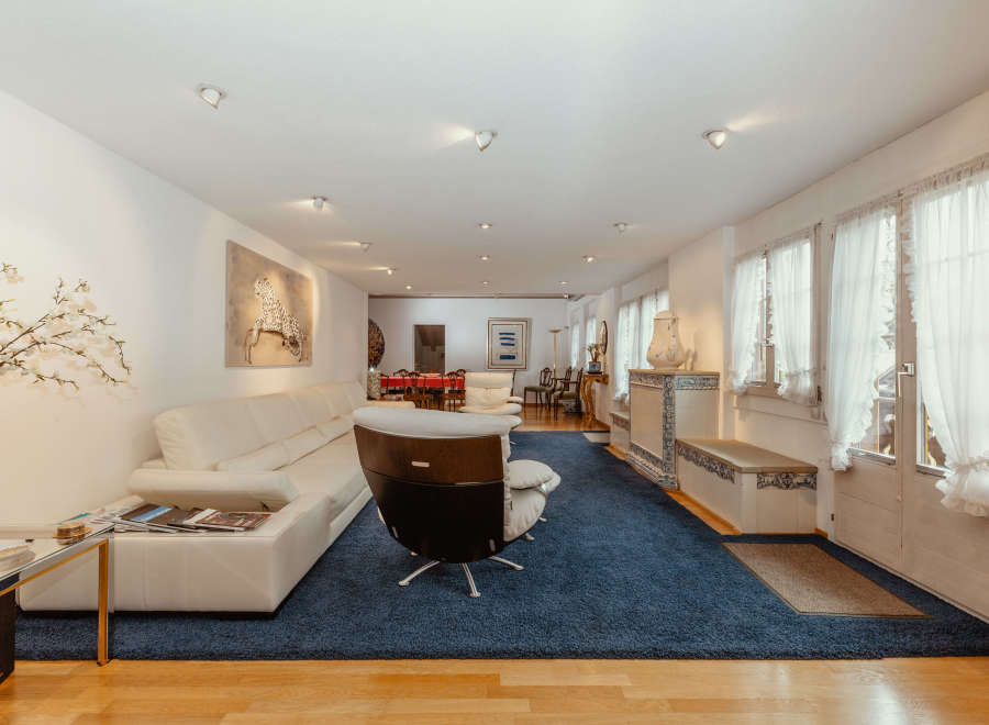 Discover a bright and airy living space, perfect for relaxation and entertaining.