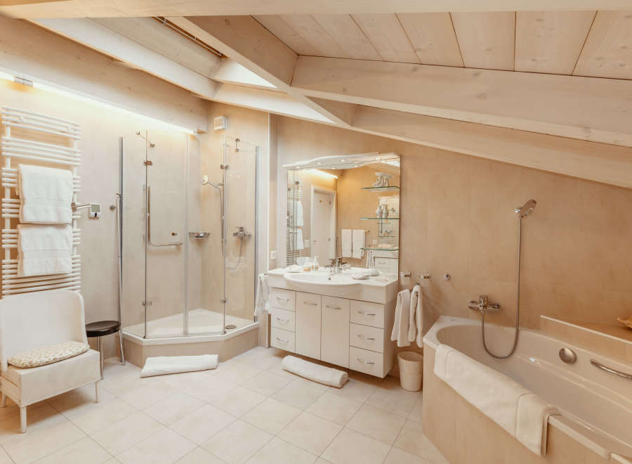 This luxurious bathroom boasts a modern design with a touch of elegance.