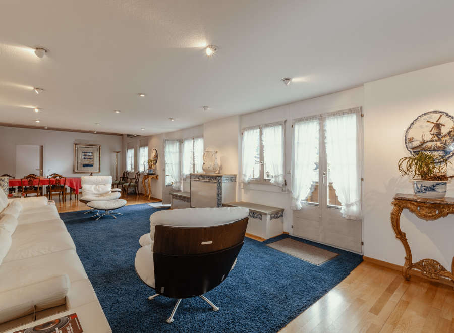 Step into a bright and airy living space, perfect for relaxation and entertaining.