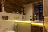 This luxurious bathroom features a stunning wooden ceiling and walls, creating a warm and inviting atmosphere.