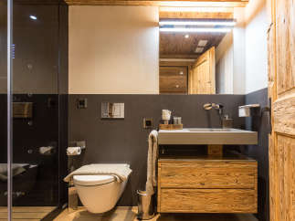 Experience rustic elegance in this stunning bathroom.