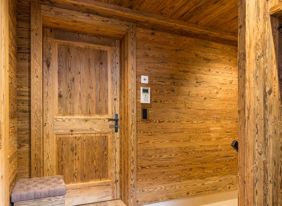 This stunning property showcases exquisite wooden details throughout, creating a warm and inviting atmosphere.