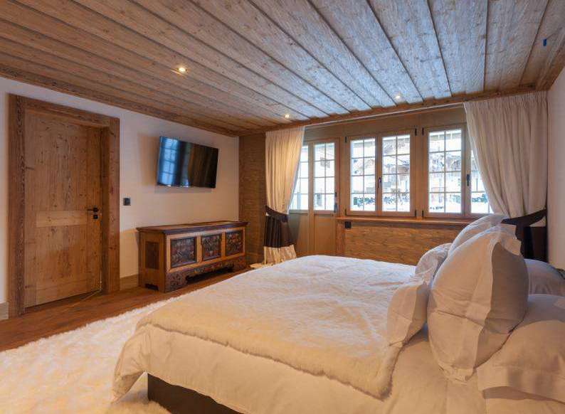 Experience the epitome of rustic luxury in this stunning bedroom.