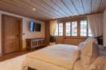 Experience the epitome of rustic luxury in this stunning bedroom.