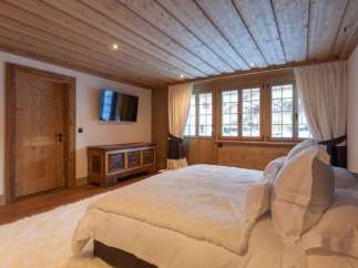 Experience the epitome of rustic luxury in this stunning bedroom.