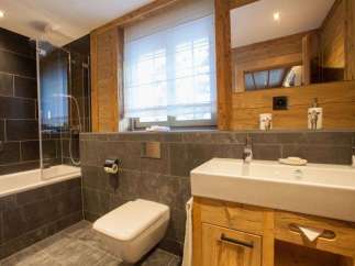 This cozy bathroom features a modern design with a touch of rustic charm.