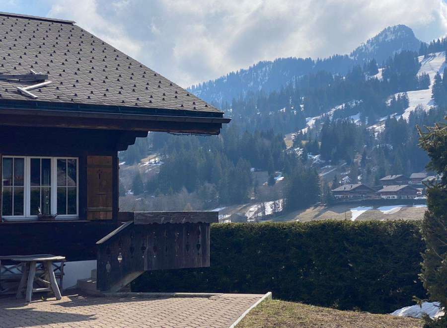 Escape to the serene beauty of this charming chalet nestled in the mountains.
