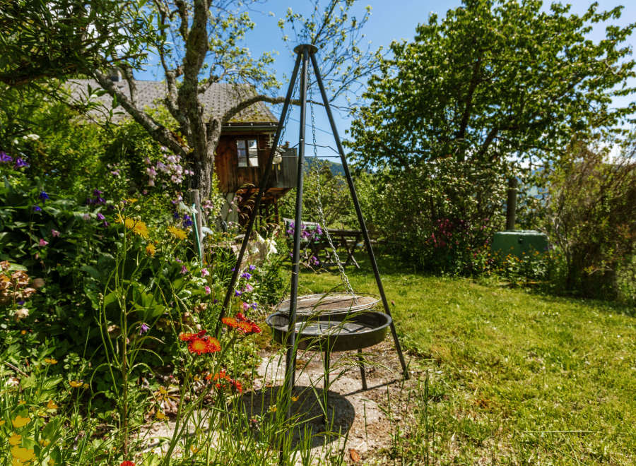 Discover the charm of this idyllic property, featuring a lush garden bursting with colorful flowers.