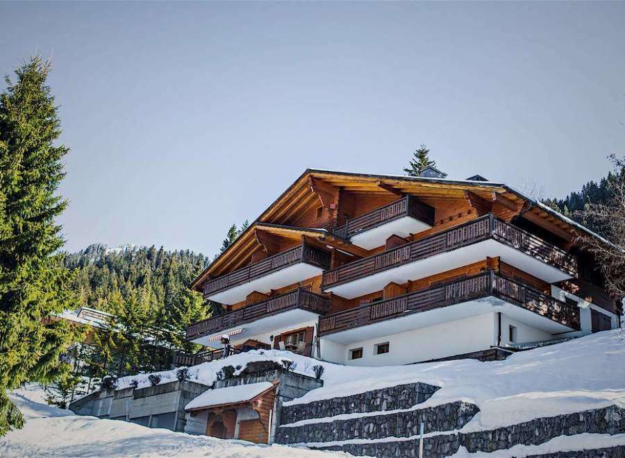 This apartment is well located in the world famous ski resort of Villars some 120km from Geneva.