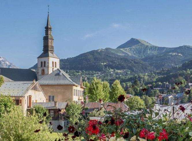Discover the charm of this picturesque village nestled in the heart of the mountains.
