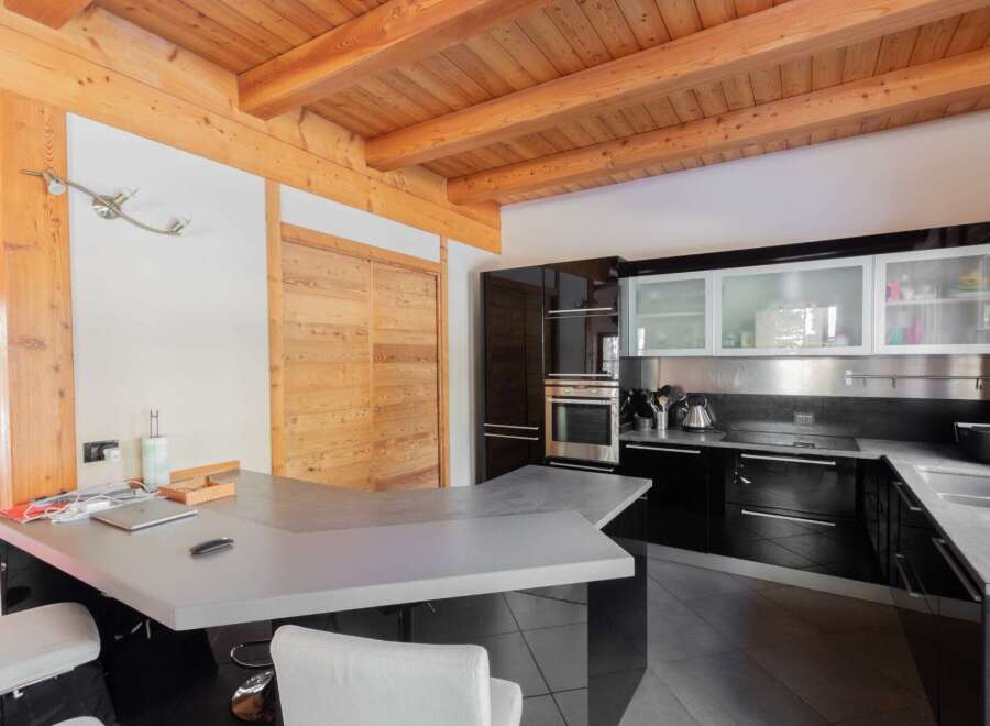 Discover a stunning kitchen with a modern design.