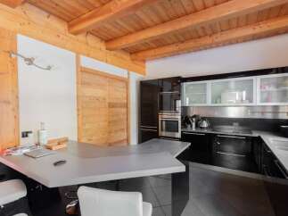 Discover a stunning kitchen with a modern design.
