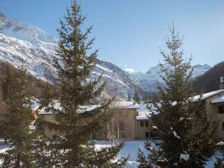 Experience the beauty of the mountains in this stunning property.