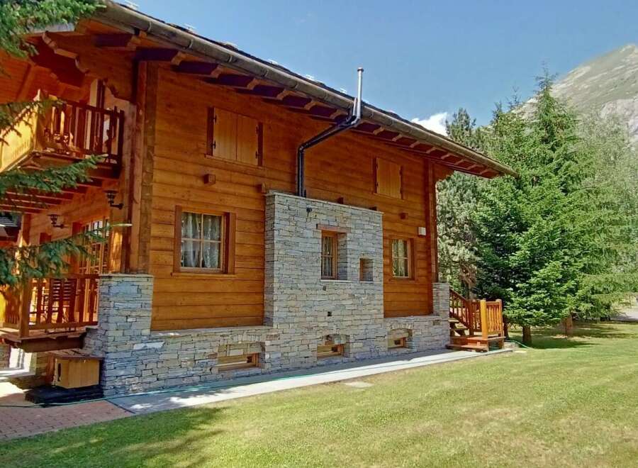 Discover the charm of this stunning wooden chalet nestled in a picturesque mountain setting.