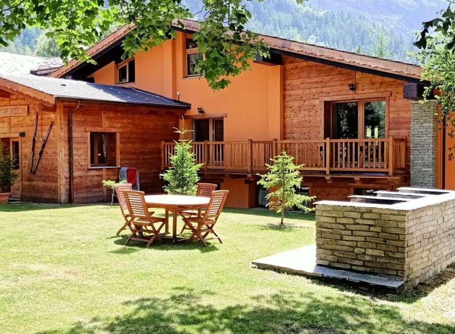 Escape to this charming chalet nestled in the mountains, offering a perfect blend of rustic charm and modern comfort.