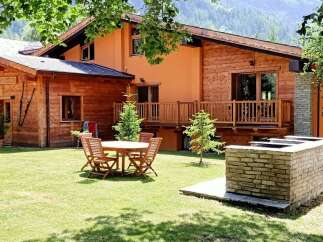 Escape to this charming chalet nestled in the mountains, offering a perfect blend of rustic charm and modern comfort.
